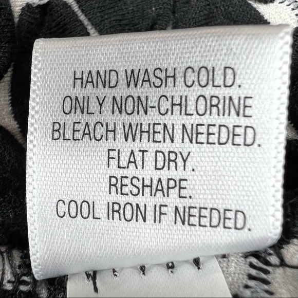 M Dana Buchman Black & White Short Sleeve Blouse Stretch Cowl Neckline 8 10 - Picture 6 of 7